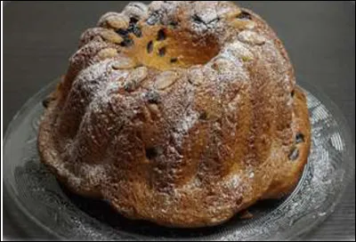 Quel est le nom du gâteau-brioche en forme de couronne cannelée, une spécialité d'Alsace ?