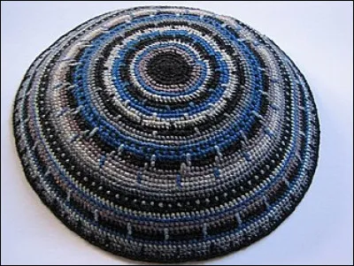 Quel est le nom de cette coiffe, une calotte portée par les hommes juifs pratiquants ?