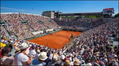 La rencontre a eu lieu sur le ... Suzanne Lenglen