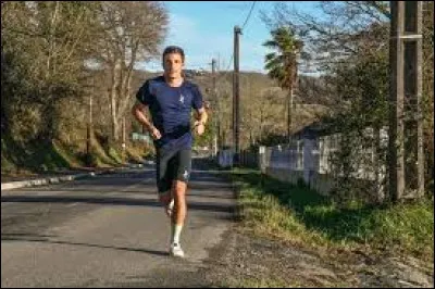 Il s'entraine dur : il ... tous les matins