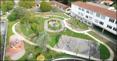 La ... de l'école a été végétalisée