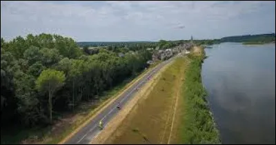 La route suit le ... du fleuve