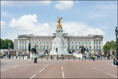 Quel est le nom de la résidence officielle de la monarchie britannique à Londres ?