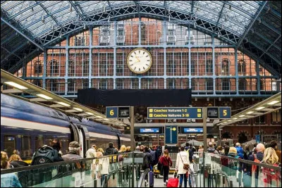Quel marché couvert londonien est célèbre pour sa street food et ses boutiques artisanales ?