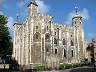 Quel château médiéval, situé près de Londres, est célèbre pour ses tours et ses joyaux de la couronne ?