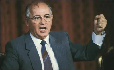 Quel dirigeant commence son mandat à la tête de lURSS ?