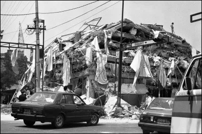 Quelle capitale est touchée par un séisme de magnitude 8,1 ?