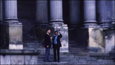 Dans quel lieu Georges Courtois prend une trentaine de personnes en otage ?