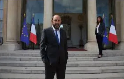 Dans quelle série Kad Mérad se présente t-il à l'élection présidentielle ?