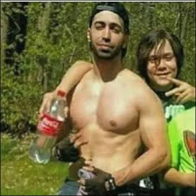 Quel âge a Yanis, leur petit frère ?