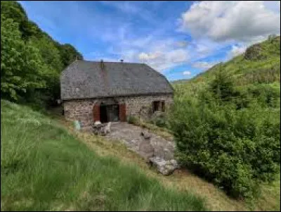 Cette maison est au milieu de nulle ...