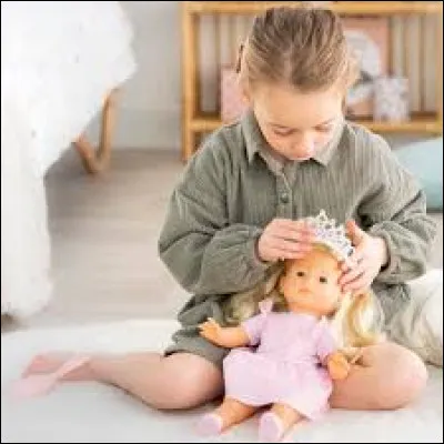Elle ... sa poupée