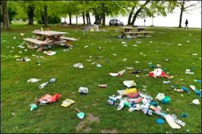 Et encore des déchets jetés ... terre