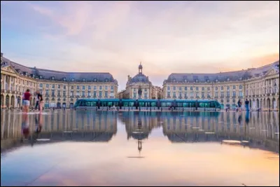 Dans quelle ville ce miroir d'eau fait-il merveille ?