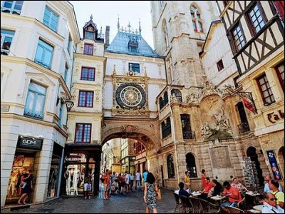 Dans quelle ville pouvez-vous passer sous le Gros-Horloge ?