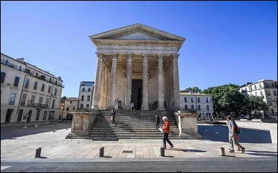 Dans quelle ville du sud peut-on admirer la Maison Carrée ?