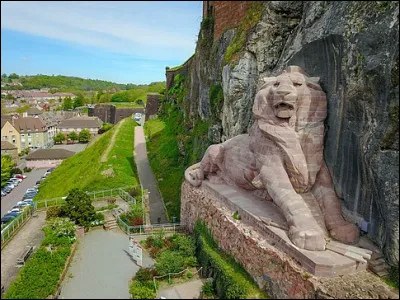 Dans quelle ville se situe ce superbe lion ?