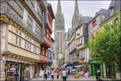 Dans quelle ville aperçoit-on la cathédrale Saint-Corentin entre de vieilles maisons ?