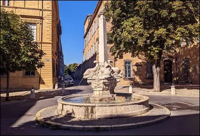 Si je me trouve place des Quatre-Dauphins c'est que je suis à...