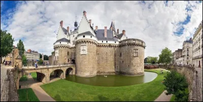 Le château des ducs de Bretagne se trouve en plein centre-ville à...
