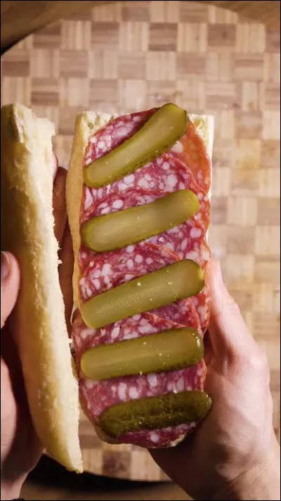 Qui est l'interprète de la chanson "Les Cornichons" ?