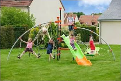 Les enfants profitent des jeux de plein ...