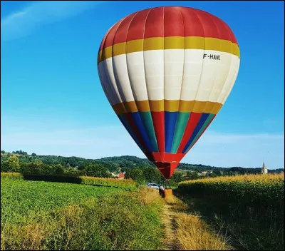 Le ballon va s'élever dans les ...