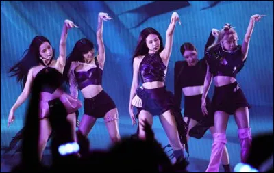 Qui a commencé en premier une carrière solo ?