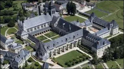 Le village de Fontevraud, dont l'abbaye est la nécropole des Plantagenêts, se trouve dans le département du ...
