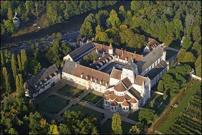 Le village de Fontgombault et son ancienne abbaye bénédictine, joyau de l'art roman, est situé à 7 km de la ville du Blanc : dans quel département sommes nous ?