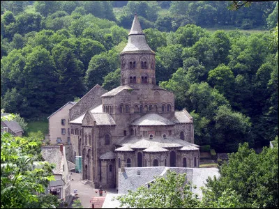 Le petit village d'Orcival, connu pour abriter cette belle église romane, se trouve dans le département du ...