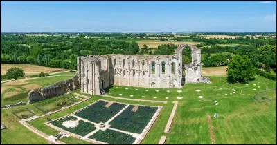 La cathédrale Saint-Pierre de Maillezais est une ancienne église abbatiale, convertie en 1317 en cathédrale : dans quel département verrez-vous ses ruines ?