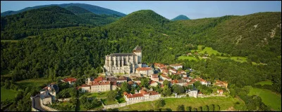 Le village de Saint-Bertrand-de-Comminges, dominé par son ancienne cathédrale, se trouve en ...