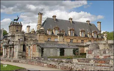 Le bourg d'Anet, connu pour son château construit au milieu du XVIe siècle par Philibert Delorme pour Diane de Poitiers, se trouve dans le département de ...