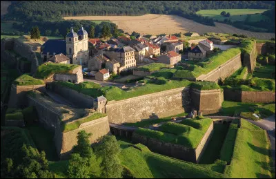 La place forte de Montmédy, édifiée sur ordre de Charles Quint puis remaniée par Vauban, se trouve dans le département du/de la ...