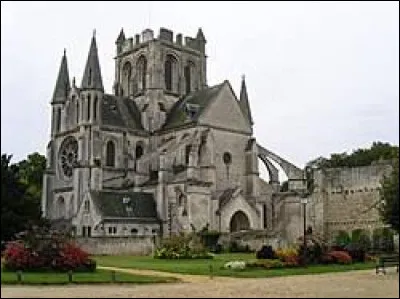 Nous démarrons notre balade au pied de l'église abbatiale Saint-Yved, à Braine. Ville des Hauts-de-France, dans l'arrondissement de Soissons, elle se situe dans le département ...