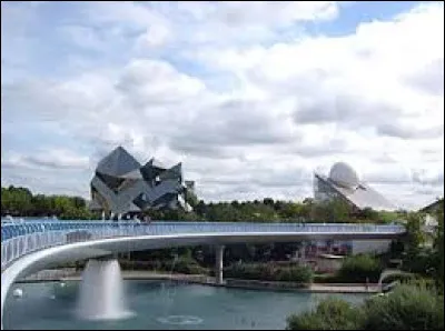 Je vous attends à présent au Futuroscope, à Chasseneuil-du-Poitou. Ville de l'aire d'attraction Pictavienne, à la confluence du Clain et de l'Auxance, elle se trouve dans le département ...