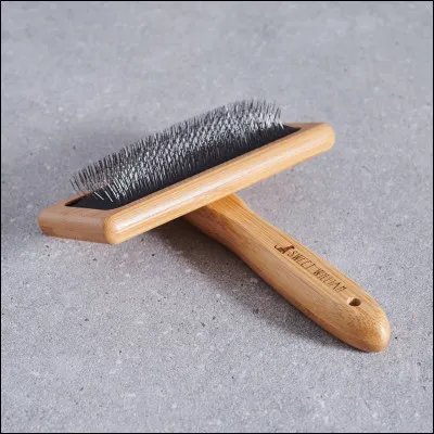 Comment s'appelle la brosse à chats qui a des poils en métal ?