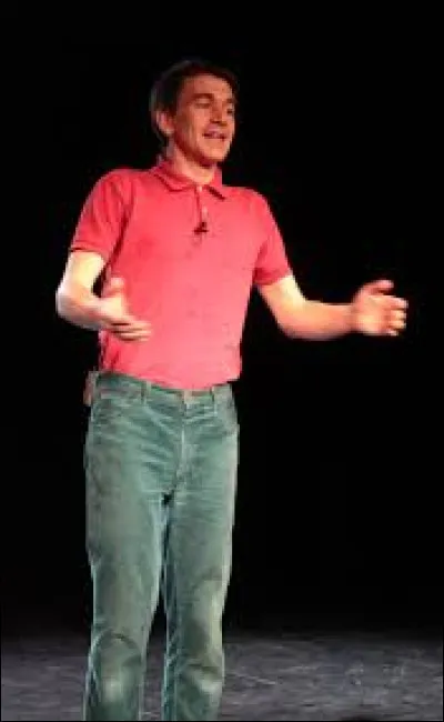 Cet humoriste se fit connaître du grand public lors de son passage en 2011 dans l'émission "On n'demande qu'à en rire" : quel est son nom de scène ?