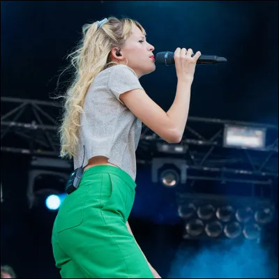 De quelle nationalité est la chanteuse Angèle ?