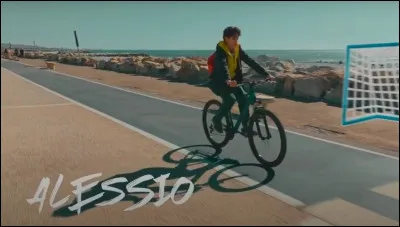 Le père de Claudio a arnaqué les parents d'Alessio. Mais vu qu'il est pauvre maintenant, Alessio est-il allé au voyage scolaire payant ?