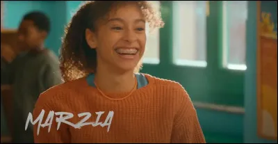 Quelle est la technique de Marzia pour donner les réponses à ses amis ?