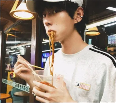 Quel groupe a collaboré avec Bibigo pour une édition spéciale de ramyeon coréen ?