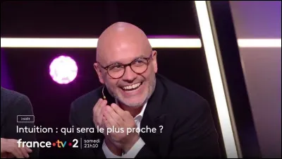 Quelle célébrité de ce groupe présente aussi une autre émission humoristique ?