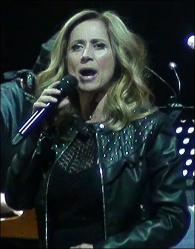 À vous de classer ces albums de Lara Fabian dans l'ordre chronologique : ''Camouflage'', ''Papillon'', ''Je suis là'', ''Le Secret'' et ''Pure''.