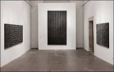 Lequel de ces peintres contemporains utilise presque exclusivement la couleur noire ?