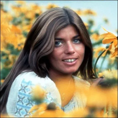 Quelle chanson espagnole de 1974 connaît un succès international grâce à son inclusion dans le film "Cría cuervos" deux ans plus tard ?