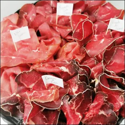 Quelle préparation de viande de buf, saumurée, fumée et souvent farcie de piment vert, a été popularisée en sandwich dans les delis américains ?