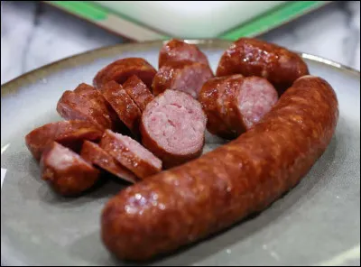Quel est le nom de cette commune du Doubs, célèbre pour sa saucisse crue fumée à base de porc ?
