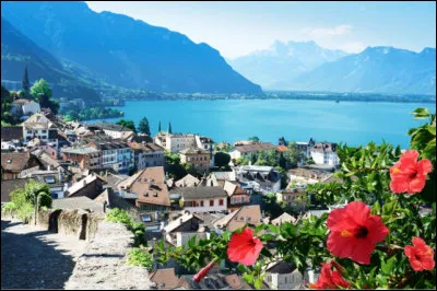 Quel est le nom de cette commune de Suisse, située au bord du lac Léman, célèbre pour son festival de jazz ?
